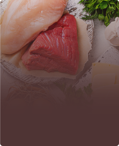 Сырое мясо на столе, подчеркивающие низкое содержание витамина К в этих продуктах