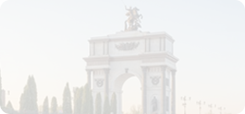 Большая арка с фигурами статуй на вершине, расположенная в Курске